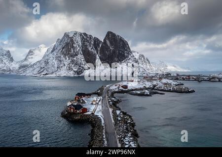 Aus der Vogelperspektive auf die Insel Hamnøya und den Berg Lilandstinden in der reine-Bucht im Winter. Lofoten-Inseln, Norwegen. Stockfoto