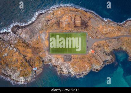 Aus der Vogelperspektive des Henningsvaer Stadions auf der Insel Hellandsøya. Gemeinde Vågan, Austvågøy, Lofoten-Inseln, Nordland, Norwegen. Stockfoto