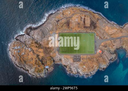 Aus der Vogelperspektive des Henningsvaer Stadions auf der Insel Hellandsøya. Gemeinde Vågan, Austvågøy, Lofoten-Inseln, Nordland, Norwegen. Stockfoto