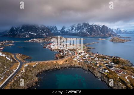 Panoramablick auf die reine-Bucht im Winter, Lofoten-Inseln, Norwegen. Stockfoto