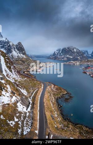 Panoramablick auf die reine-Bucht im Winter, Lofoten-Inseln, Norwegen. Stockfoto