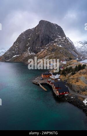 Aus der Vogelperspektive auf die Insel Hamnøya und den Berg Lilandstinden in der reine-Bucht im Winter. Lofoten-Inseln, Norwegen. Stockfoto