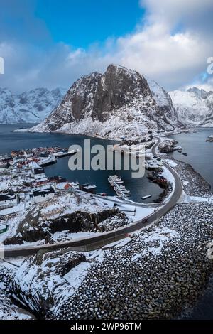 Aus der Vogelperspektive auf die Insel Hamnøya und den Berg Lilandstinden in der reine-Bucht im Winter. Lofoten-Inseln, Norwegen. Stockfoto