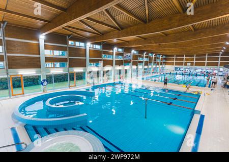 30.11.2022. Warschau, Polen. Große Aussicht auf die Dwo-Innenpools, Leute, die Schwimmunterricht haben. Hochwertige Fotos Stockfoto