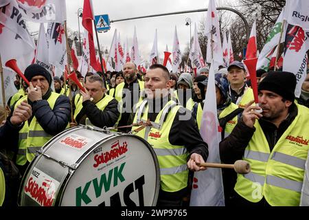 Polnische Bauern gehen mit polnischer Flagge und Solidaritätsunion auf die Straße, um gegen den EU-Grünen Deal und den Import von Agrarprodukten aus nicht-EU-Ländern, einschließlich der Ukraine, zu protestieren, vor dem Premierminister Cancellary im Zentrum von Warschau, der Hauptstadt Polens am 6. März 2024. Stockfoto