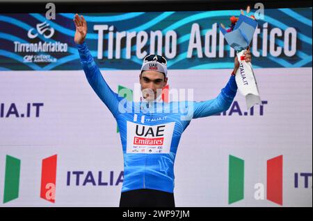 Lido Di Camaiore, Italien. März 2024. 211 ESP Ayuso Pesquera UAD Blu Trikot des Leaders in Stage 1 - Lido di Camaiore-Lido di Camaiore, Radfahren Tirreno Adriatico Rennen in Lido di Camaiore, Italien, 04. März 2024 Credit: Independent Photo Agency/Alamy Live News Stockfoto