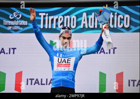 Lido Di Camaiore, Italien. März 2024. 211 ESP Ayuso Pesquera UAD Blu Trikot des Leaders in Stage 1 - Lido di Camaiore-Lido di Camaiore, Radfahren Tirreno Adriatico Rennen in Lido di Camaiore, Italien, 04. März 2024 Credit: Independent Photo Agency/Alamy Live News Stockfoto