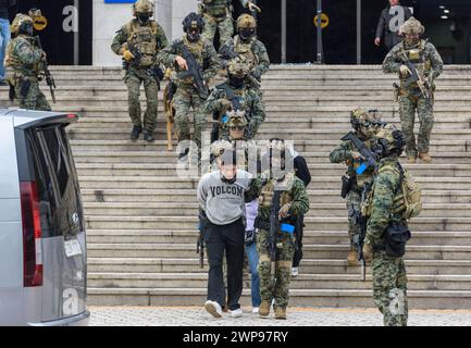 Südkoreanische Spezialkriegssoldaten nehmen an einer gemeinsamen Terrorismusbekämpfung am Rande der jährlichen gemeinsamen Militärübung des Freedom Shield zwischen Südkorea und den Vereinigten Staaten im KBS-Hauptquartier Teil. Südkoreas oberster Militäroffizier forderte am 6. März eine strenge Bestrafung Nordkoreas im Falle von Terroranschlägen, so dass sie einen "harten Preis" zahlen, sagte sein Büro. Der Vorsitzende des Joint Chiefs of Staff ADM. Kim Myung-soo machte die Bemerkung, als er gemeinsame Anti-Terror-Übungen zwischen Armee, Polizei, Polizei, Feuerwehrleute und anderes ziviles Personal in Seoul in Verbindung mit Stockfoto