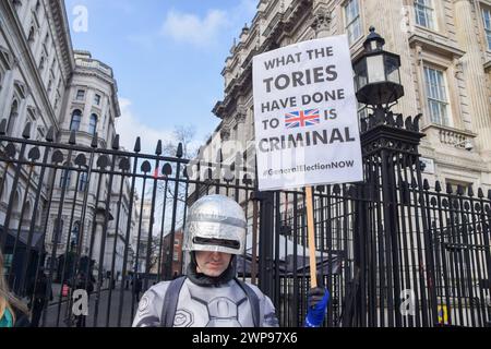 London, Großbritannien. März 2024. Ein Anti-Tory-Demonstrant mit RoboCop-Kostüm steht am Budget Day vor der Downing Street. Quelle: Vuk Valcic/Alamy Live News Stockfoto