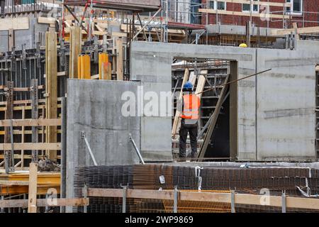 Arbeiter mit Bewehrungsstahl auf der Baustelle Stockfoto
