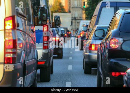 Autos stecken in Hamburgs Stau nach der Arbeit fest Stockfoto