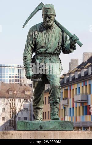 Der Bergmann Henner auf der Siegener Oberstadtbrücke Innenstadt am 06.03.2024 in Siegen/Deutschland. *** Der Bergmann Henner auf der Siegener Oberstadtbrücke Stadtzentrum am 06 03 2024 in Siegen Deutschland Stockfoto