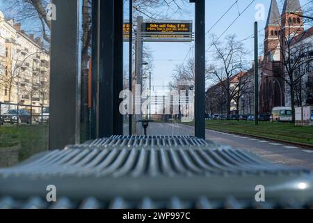 Leere Straßenbahnhaltestelle an der Bornholmer Straße in Berlin-Prenzlauer Berg. Die Gewerkschaft Verdi hat die Beschäftigten der kommunalen Nahverkehrsbetriebe zu einem 35-stündigen Warnstreik aufgerufen. In Berlin fahren keine U-Bahnen, Busse oder Straßenbahnen der Berliner Verkehrsbetriebe BVG. / Leere Straßenbahnhaltestelle an der Bornholmer Straße in Berlin-Prenzlauer Berg. Die gewerkschaft Verdi hat die Mitarbeiter der ÖPNV-Unternehmen zu einem 35-stündigen Warnstreik aufgerufen. In Berlin verkehren keine U-Bahnen, Busse oder Straßenbahnen der Berliner Verkehrsbetriebe BVG. Warnstreik BE Stockfoto