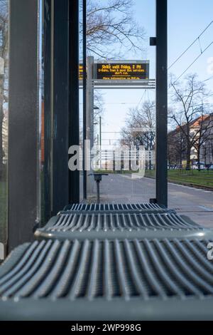 Leere Straßenbahnhaltestelle an der Bornholmer Straße in Berlin-Prenzlauer Berg. Die Gewerkschaft Verdi hat die Beschäftigten der kommunalen Nahverkehrsbetriebe zu einem 35-stündigen Warnstreik aufgerufen. In Berlin fahren keine U-Bahnen, Busse oder Straßenbahnen der Berliner Verkehrsbetriebe BVG. / Leere Straßenbahnhaltestelle an der Bornholmer Straße in Berlin-Prenzlauer Berg. Die gewerkschaft Verdi hat die Mitarbeiter der ÖPNV-Unternehmen zu einem 35-stündigen Warnstreik aufgerufen. In Berlin verkehren keine U-Bahnen, Busse oder Straßenbahnen der Berliner Verkehrsbetriebe BVG. Warnstreik BE Stockfoto