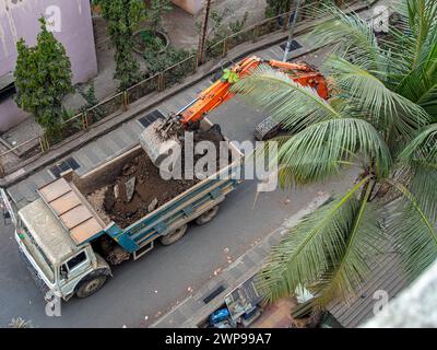 01 09 2024 Caterpillar-betriebene hydraulische Erdbagger in Aktion bei der Arbeit lok Gram Kalyan Maharashtra INDIEN Asien Stockfoto