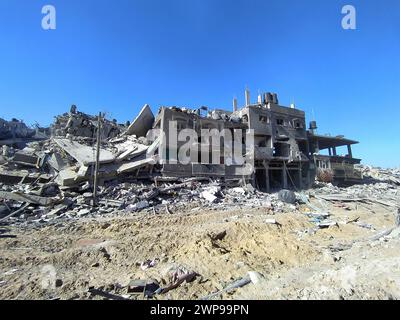 Khan Yunis, Gaza. März 2024. Die Zerstörung nach dem Rückzug der israelischen Armee aus dem Viertel Al Amal und dem Nasser-Krankenhaus in Khan Yunis während des israelisch-palästinensischen Konflikts. (Kreditbild: © Hashem Zimmo/TheNEWS2 via ZUMA Press Wire) NUR REDAKTIONELLE VERWENDUNG! Nicht für kommerzielle ZWECKE! Stockfoto