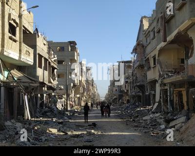 Khan Yunis, Gaza. März 2024. Die Zerstörung nach dem Rückzug der israelischen Armee aus dem Viertel Al Amal und dem Nasser-Krankenhaus in Khan Yunis während des israelisch-palästinensischen Konflikts. (Kreditbild: © Hashem Zimmo/TheNEWS2 via ZUMA Press Wire) NUR REDAKTIONELLE VERWENDUNG! Nicht für kommerzielle ZWECKE! Stockfoto