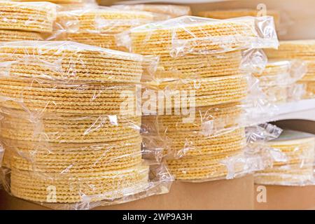 Zubereitungen für Kuchen und Gebäck in transparenter Verpackung im Supermarkt Stockfoto