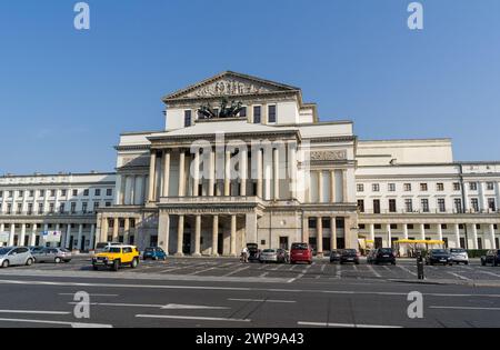 WARSCHAU, POLEN - 9. AUGUST 2015: Gebäude der Nationaloper (Oper Narodowa, Teatr Wielki) in Warschau, Polen Stockfoto