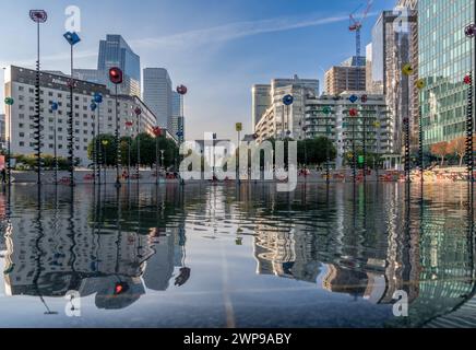 La Defense Paris, Frankreich - 10 18 2020: La Defense District. Panoramablick auf den Verteidigungstürme, der sich auf dem Wasser spiegelt Stockfoto