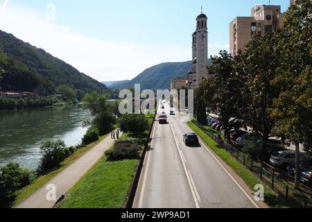 Zvornik, Bosnien und Herzegowina, 1. Oktober 2022, die Hauptstraße M19 in Bosnien und Herzegowina verbindet den Grenzübergang GP Sepak mit Serbien und Sarajevo über Zvornik Stockfoto