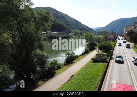 Zvornik, Bosnien und Herzegowina, 1. Oktober 2022, die Hauptstraße M19 in Bosnien und Herzegowina verbindet den Grenzübergang GP Sepak mit Serbien und Sarajevo über Zvornik Stockfoto