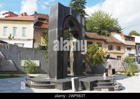 Zvornik, Bosnien und Herzegowina, 1. Oktober 2022 Eine Gedenkstätte. Das gesamte Monument-Gedenkensemble von 40 gefallenen Soldaten, ein Monument für gefallene Soldaten Stockfoto