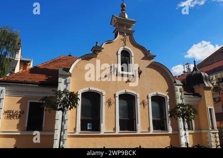 Zvornik, Bosnien und Herzegowina, 1. Oktober 2022 Museumssammlung im architektonischen Objekt des Kasine-Gebäudes. Die Museumssammlung hat Stockfoto