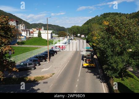 Zvornik, Bosnien und Herzegowina, 1. Oktober 2022, die Hauptstraße M19 in Bosnien und Herzegowina verbindet den Grenzübergang GP Sepak mit Serbien und Sarajevo über Zvornik Stockfoto