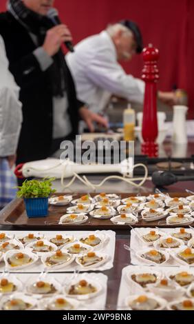 Degustation Vorspeisen für Besucher von großen Köchen der französischen Haute Cuisine Restaurants, Winterfestival, Avenue de Champagne, Epernay, Frankreich Stockfoto