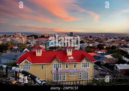 Ein Aussichtspiont in Punta Arenas bietet einen Blick auf die Stadt und den Hafen sowie auf die Straights von Magellen. Stockfoto