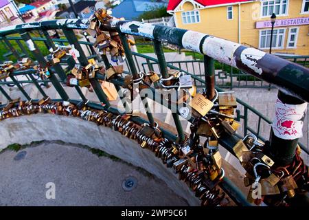 Ein Aussichtspiont in Punta Arenas, bedeckt mit Lock of Love Pad Schlössern. Stockfoto