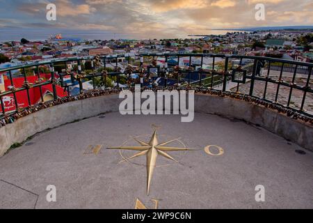 Ein Aussichtspiont in Punta Arenas bietet einen Blick auf die Stadt und den Hafen sowie auf die Straights von Magellen. Stockfoto