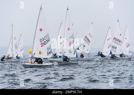 Segelregatta der ILCA Laser Nachwuchsklasse in der Kieler Außenförde während der Kieler Woche 2021 *** Segelregatta der ILCA Laser Junior Klasse im Kieler Außenfjord während der Kieler Woche 2021 Stockfoto