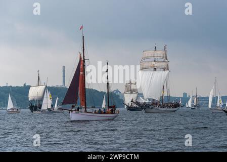 Segelschiffe in der Kieler Innenförde mit gesetzten Segeln zur windjammerparade der Kieler Woche 2021 *** Segelschiffe im Kieler Innenfjord mit Segeln für die Kieler Woche 2021 windjammer Parade Stockfoto