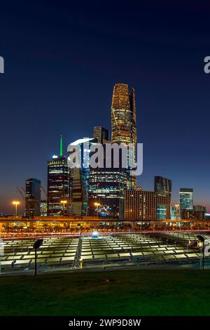 Wunderschöne Skyline von New Riad nach Sonnenuntergang. Riad City Türme in KAFD Saudi Arabien Stockfoto