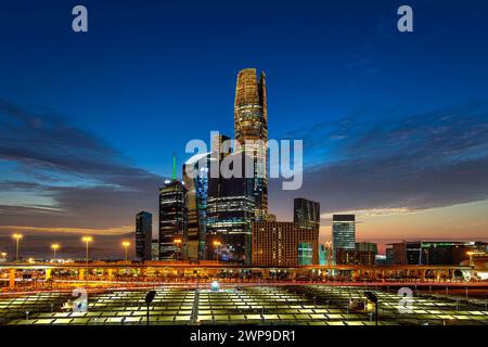 Wunderschöne Skyline von New Riad nach Sonnenuntergang. Riad City Türme in KAFD Saudi Arabien Stockfoto