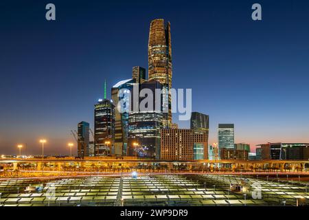 Wunderschöne Skyline von New Riad nach Sonnenuntergang. Riad City Türme in KAFD Saudi Arabien Stockfoto