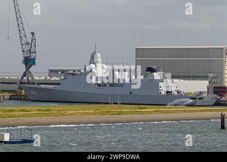 Die HNLMS Evertsen, eine geführte Raketenfregatte neben dem Hafen von den Helder in den Niederlanden, wird im Mai nachgeliefert. Stockfoto