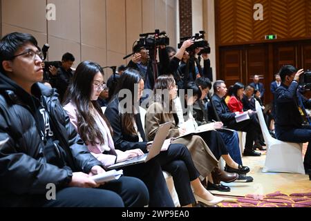 Peking, China. März 2024. Journalisten arbeiten an einer Gruppensitzung der Abgeordneten der Delegation der Provinz Hebei bei bei der zweiten Sitzung des 14. Nationalen Volkskongresses (NPC) in Peking, der Hauptstadt Chinas, am 6. März 2024. Quelle: Mu Yu/Xinhua/Alamy Live News Stockfoto