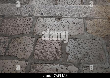 Traditionelle Pflastersteinkunst in Herceg Novi Montenegro auf Straßen und Gehwegen, besonders in der Altstadt. Ein alter Pflaster gepflastert Stockfoto