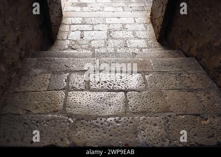 Traditionelle Pflastersteinkunst in Herceg Novi Montenegro auf Straßen und Gehwegen, besonders in der Altstadt. Ein alter Pflaster gepflastert Stockfoto