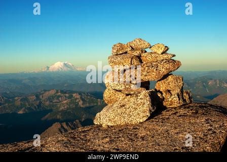 Carin baute entlang des Weges und des Ausblicks auf den Mt Adams in der Goat Rocks Wilderness Area, Washington Stockfoto