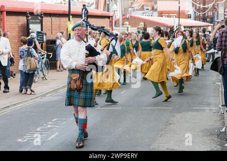 Morris und traditionelle Tänzer bei der Whitby Folk Week Stockfoto