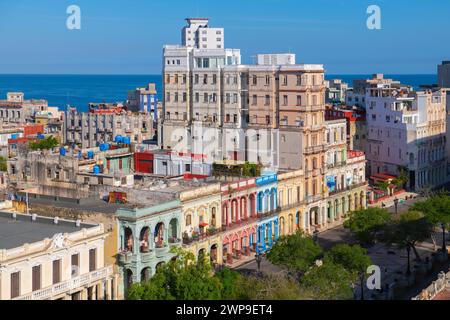 Paseo del Prado aus der Vogelperspektive mit modernen Wolkenkratzern in Vedado im Hintergrund in Havanna, Kuba. Das alte Havanna gehört zum Weltkulturerbe. Stockfoto