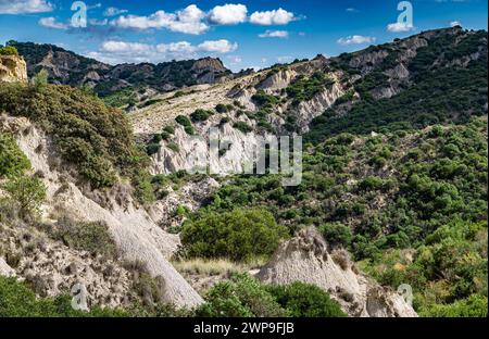 Aliano Badlands (Calanchi), Landschaft aus Tonskulpturen, die durch das Regenwasser erodiert wurden, Region Basilicata, Süditalien Stockfoto