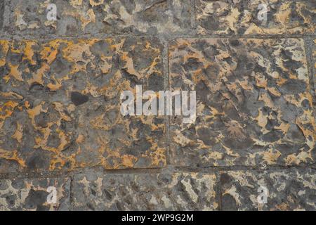 Antike Natursteinmauer. Behauene Steinziegel. Mauer eines alten Hauses in Herceg Novi, Montenegro, Adria und Mittelmeerregion. Granit Stockfoto