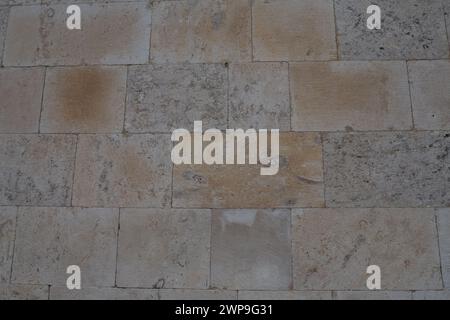 Antike Natursteinmauer. Behauene Steinziegel. Mauer eines alten Hauses in Herceg Novi, Montenegro, Adria und Mittelmeerregion. Marmor, Sandstein Stockfoto