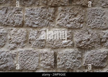 Antike Natursteinmauer. Behauene Steinziegel. Mauer eines alten Hauses in Herceg Novi, Montenegro, Adria und Mittelmeerregion. Granit, Marmor Stockfoto