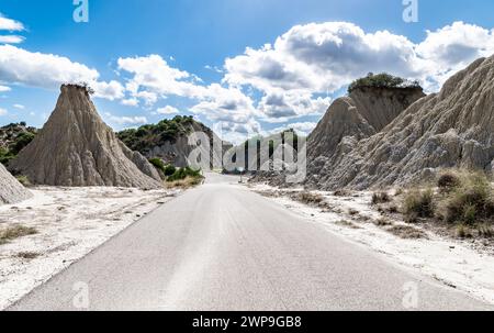 Aliano Badlands (Calanchi), Landschaft aus Tonskulpturen, die durch das Regenwasser erodiert wurden, Region Basilicata, Süditalien Stockfoto